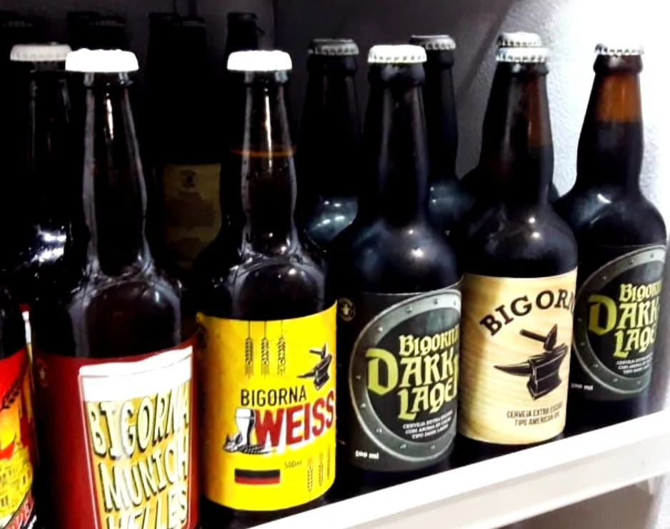 Garrafas da Bigorna na prateleira: Munich Helles, Weiss, Dark Lager e American IPA